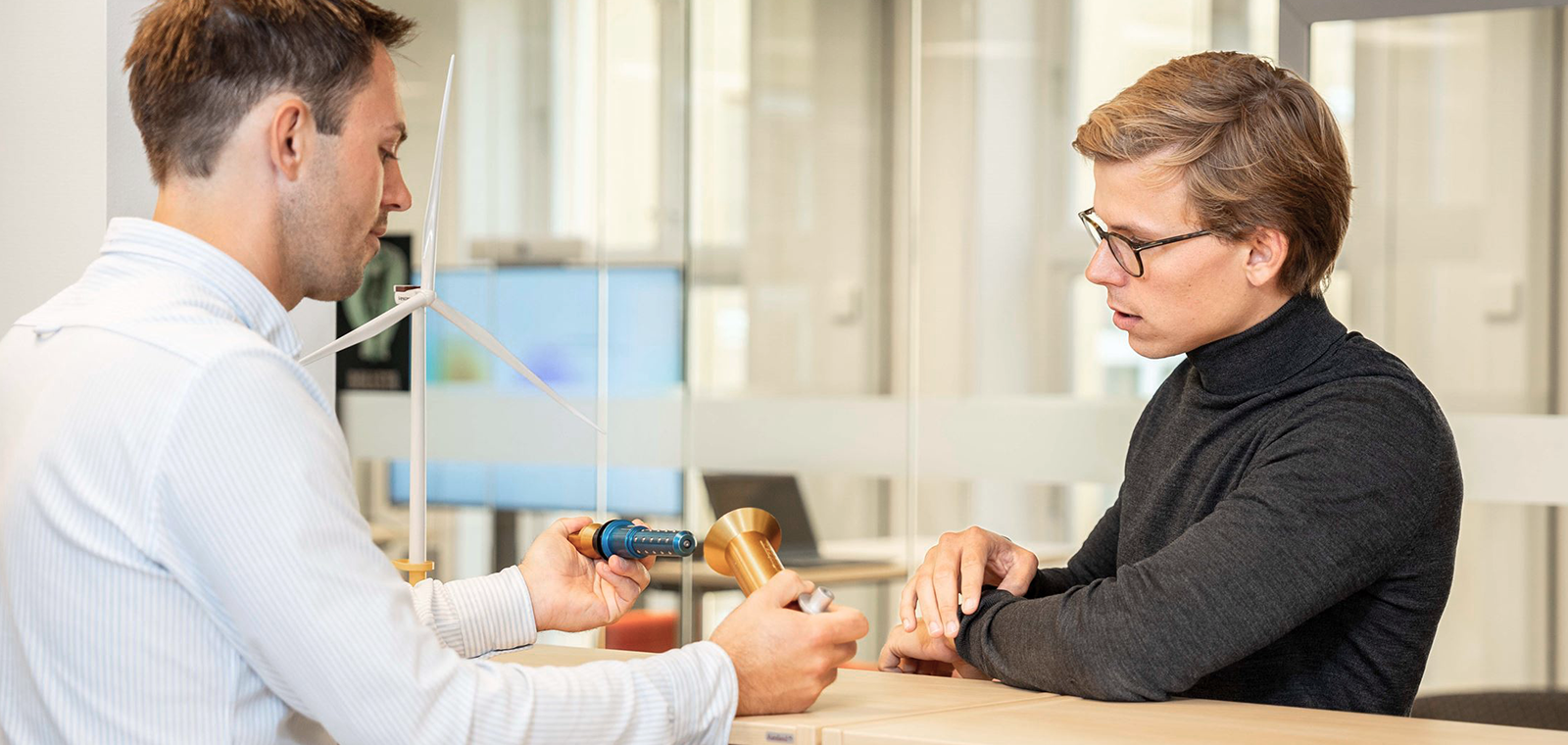 7Iv07726 Edit Stickybg 1600X760px